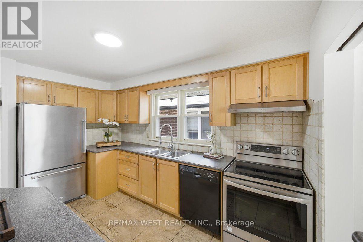 19 DECARIE CIRCLE - 21