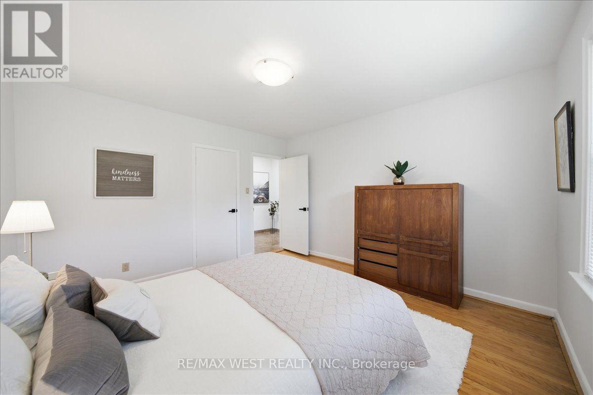 19 DECARIE CIRCLE - 24