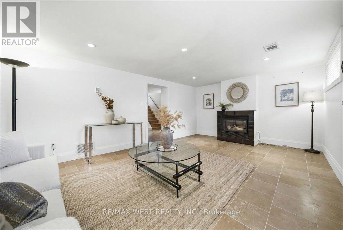 19 DECARIE CIRCLE - 31