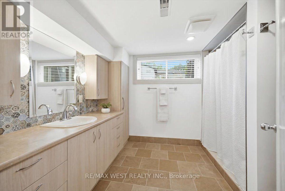 19 DECARIE CIRCLE - 33