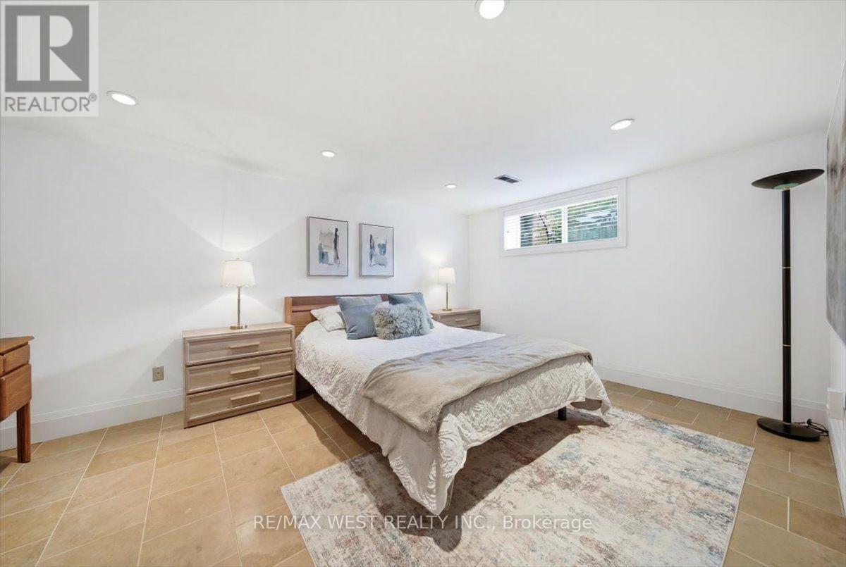 19 DECARIE CIRCLE - 35