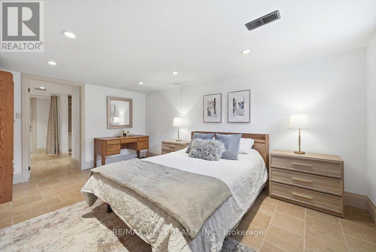 19 DECARIE CIRCLE - 36