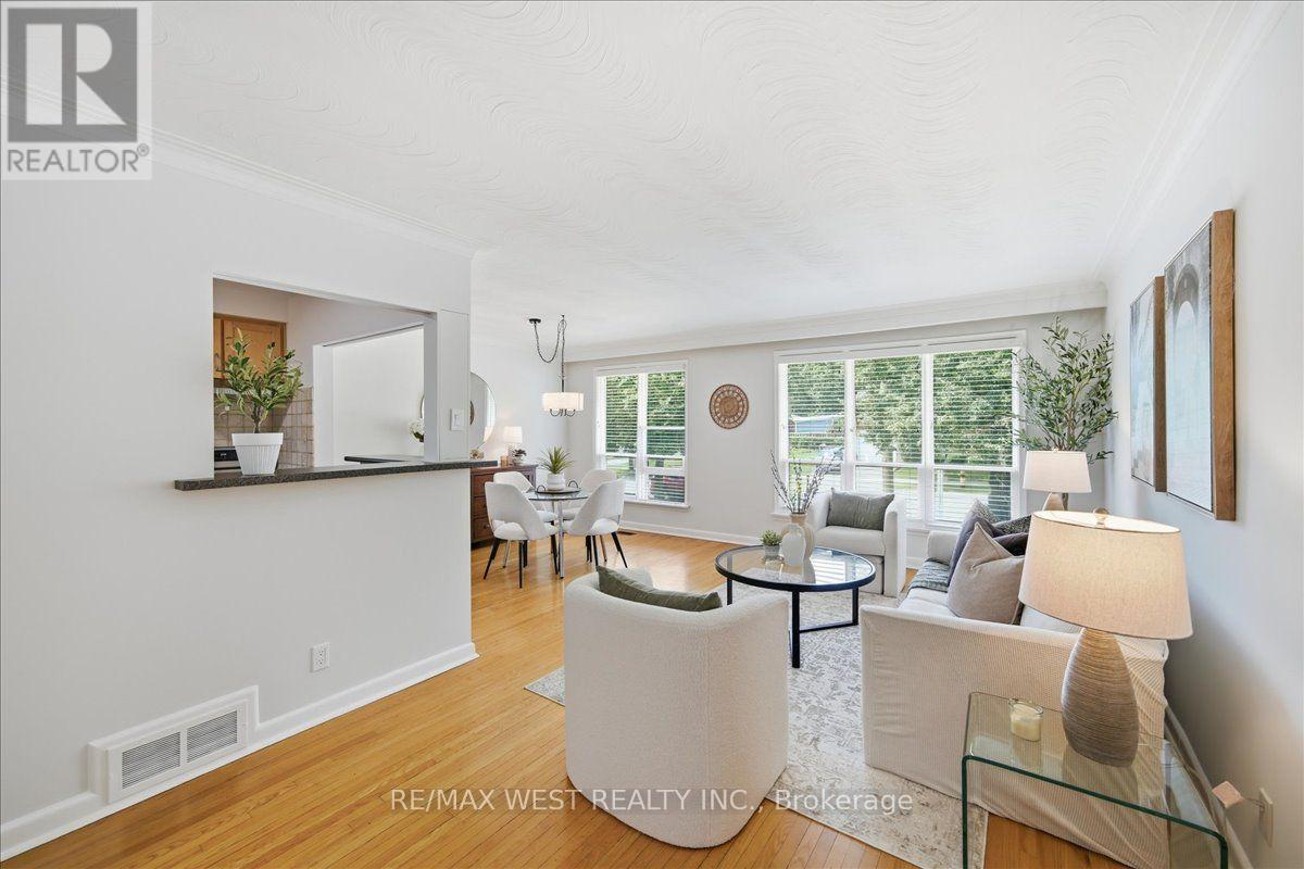 19 DECARIE CIRCLE - 8