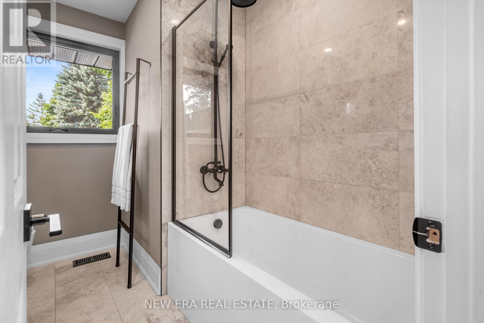 261 PINETREE WAY - Image 32