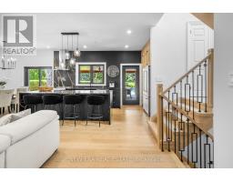 Living room - 261 Pinetree Way, Mississauga, ON L5G2R4 Photo 6