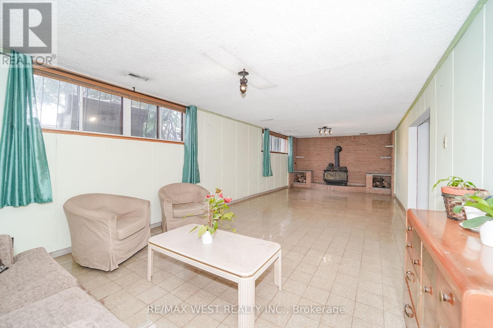14 MODEL AVENUE - 9