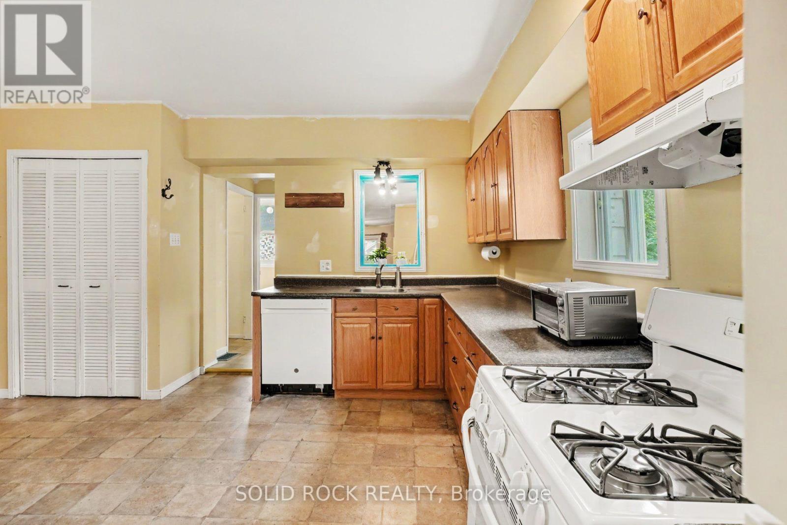 211 BELL STREET - 11