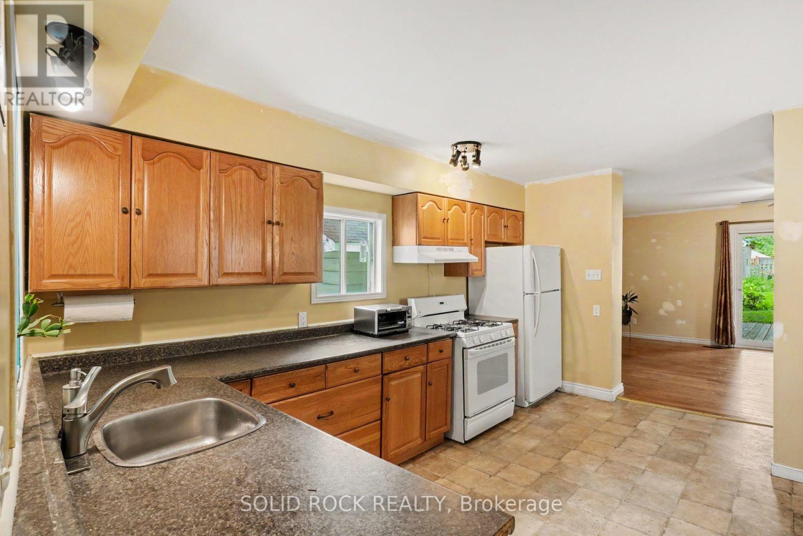 211 BELL STREET - 12