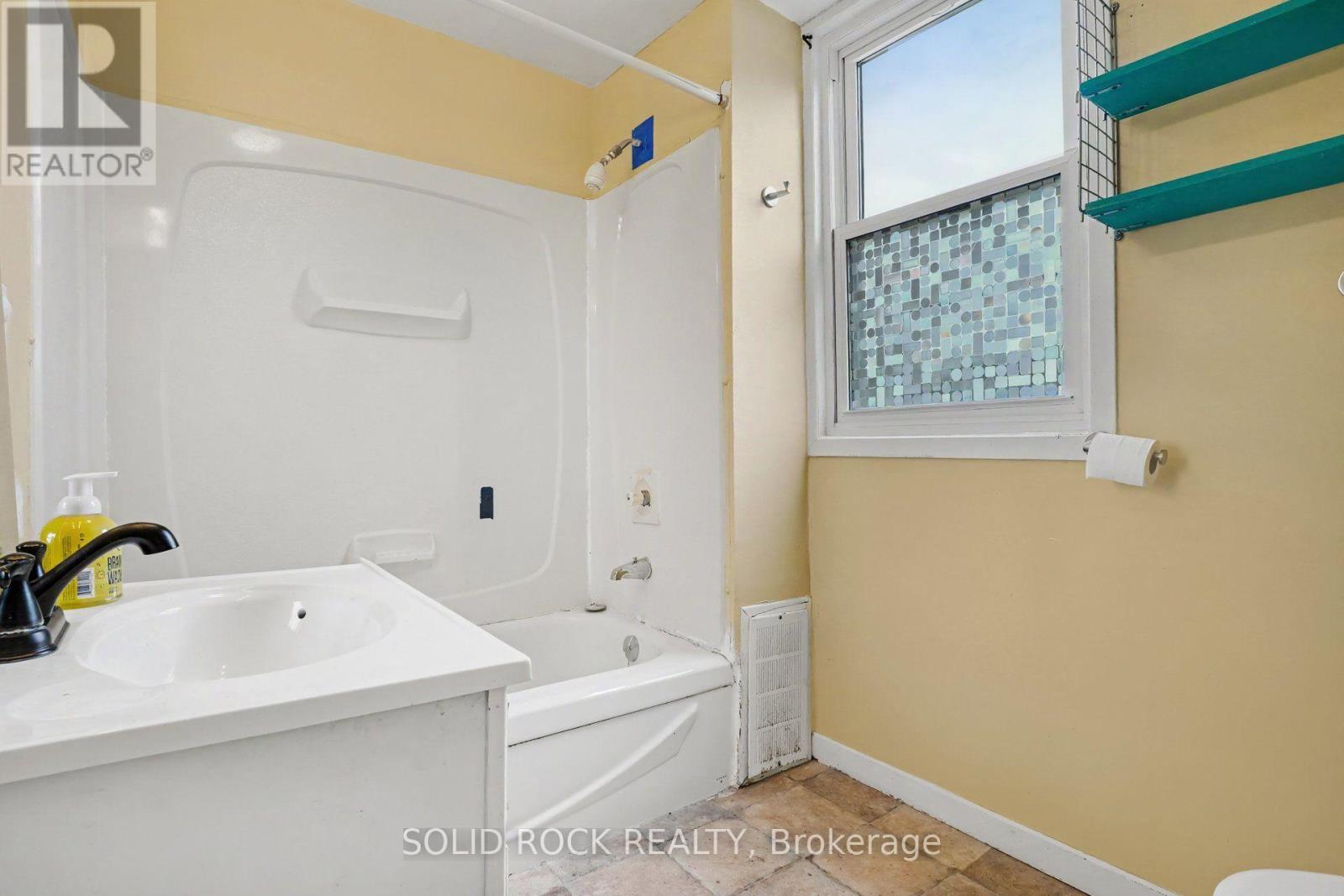 211 BELL STREET - 24