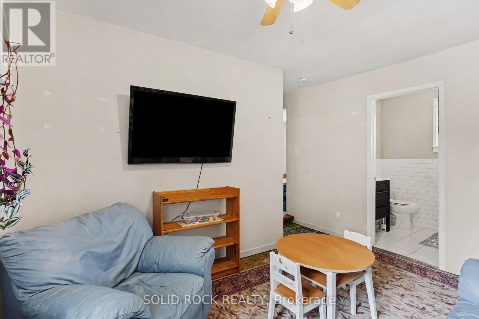 211 BELL STREET - 8