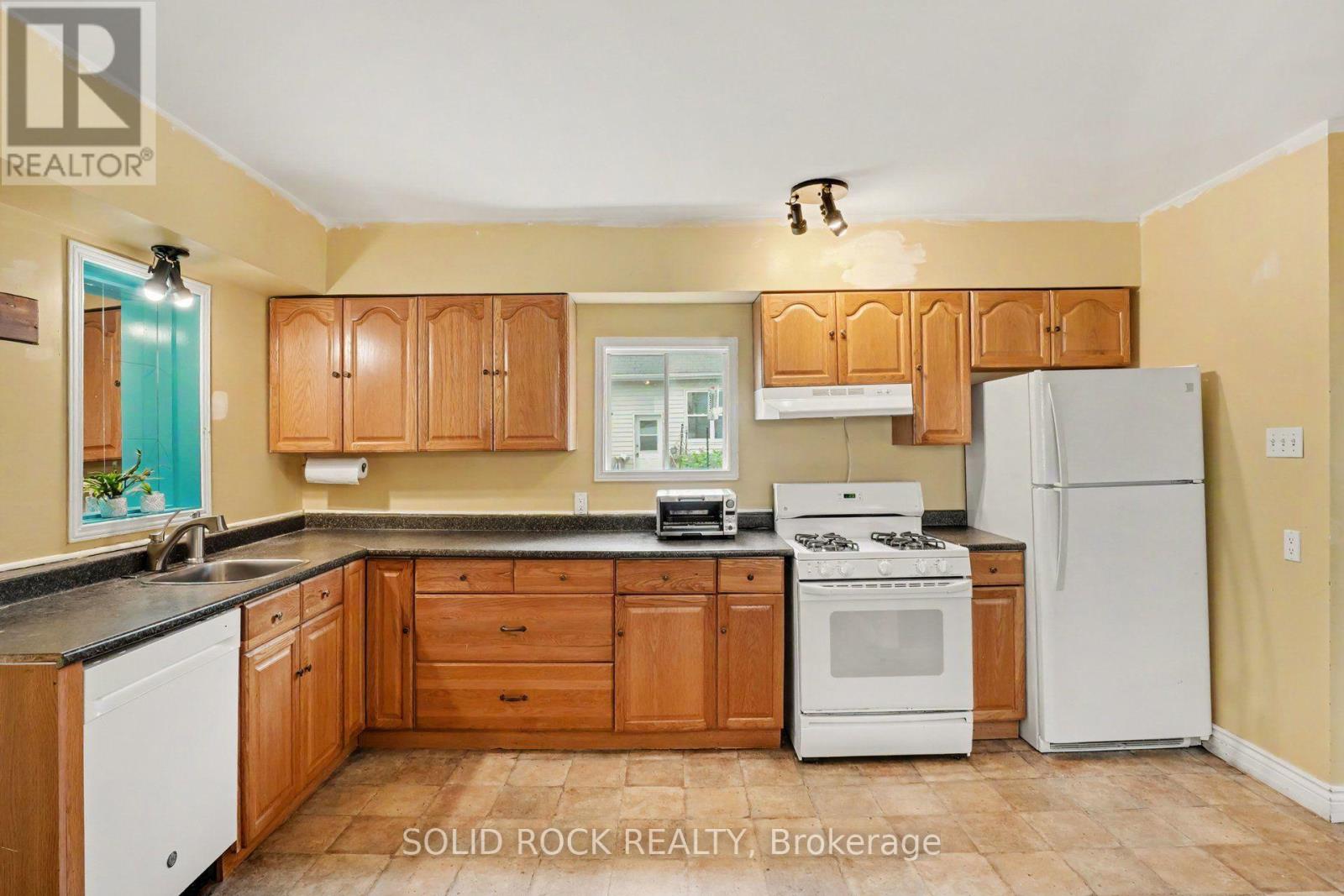 211 BELL STREET - 9