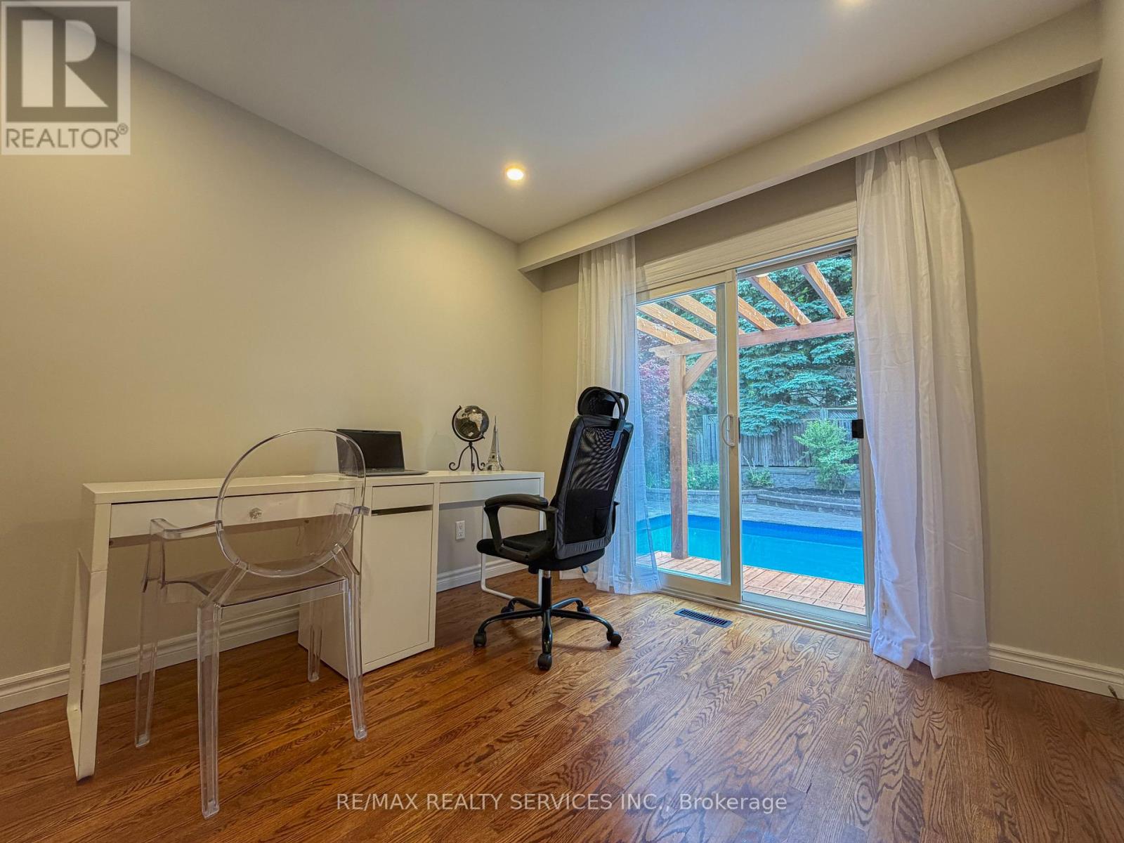 238 LAURIER AVENUE S - 12