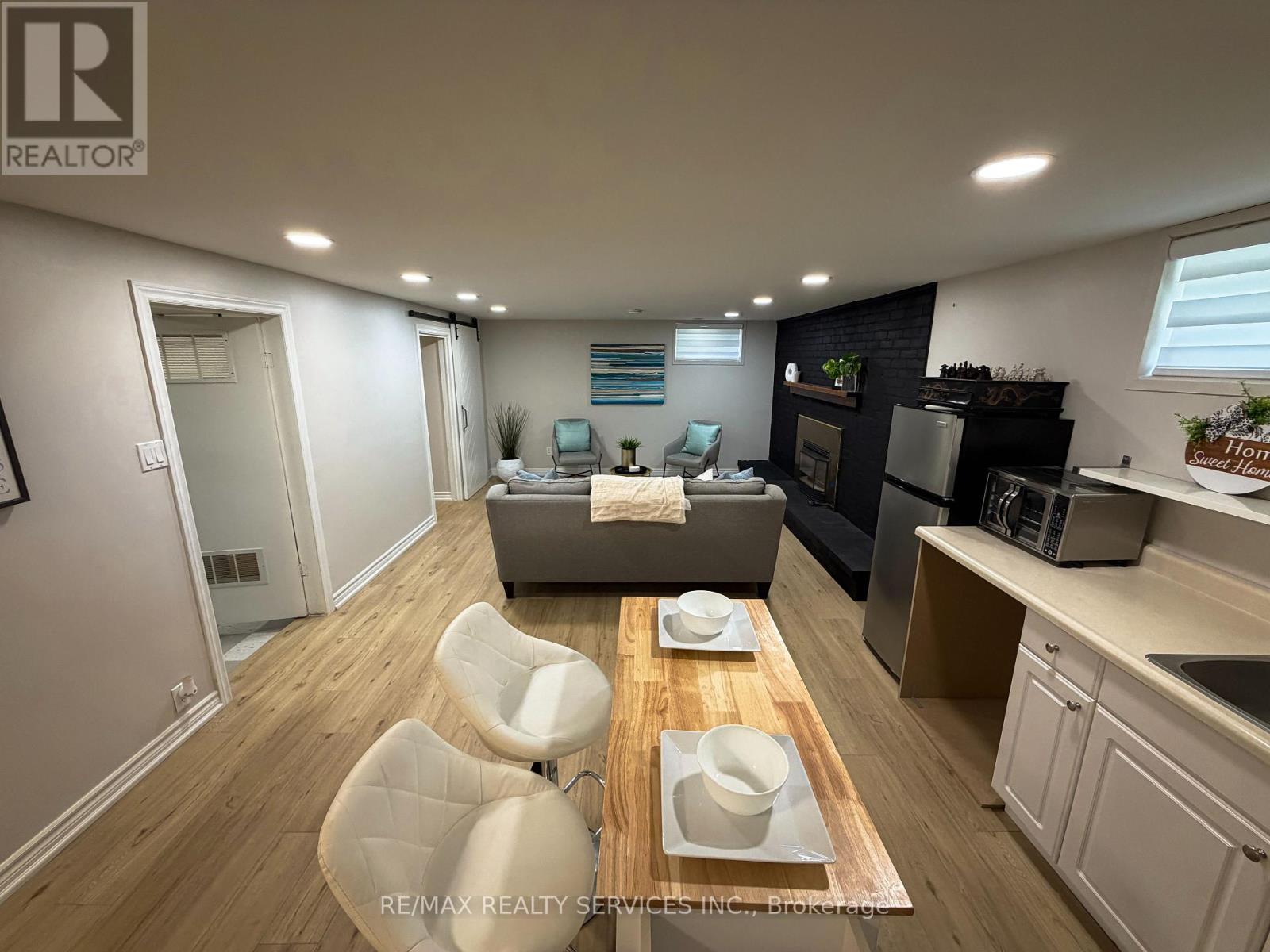 238 LAURIER AVENUE S - 17