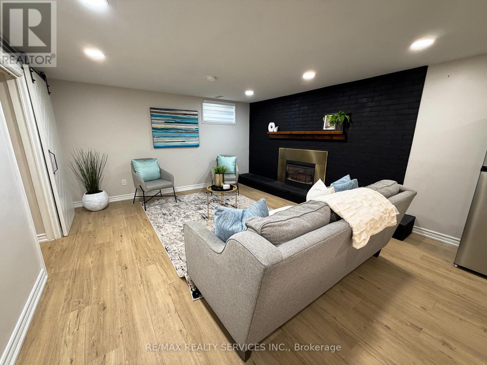 238 LAURIER AVENUE S - 20