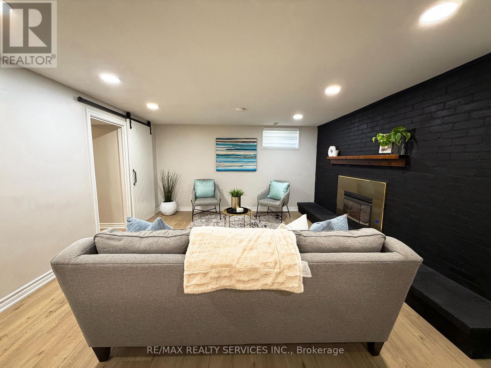 238 LAURIER AVENUE S - 21