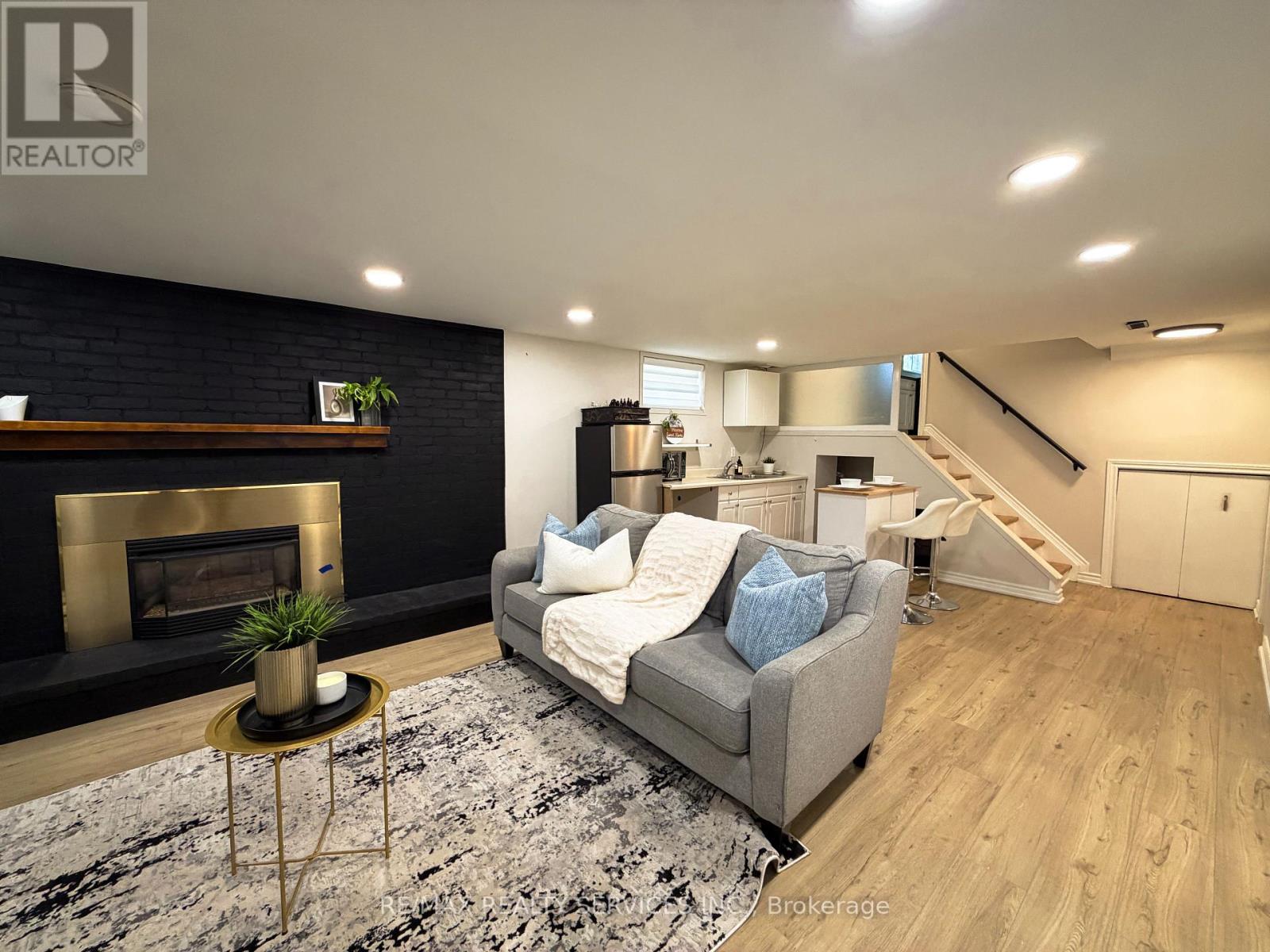 238 LAURIER AVENUE S - 23