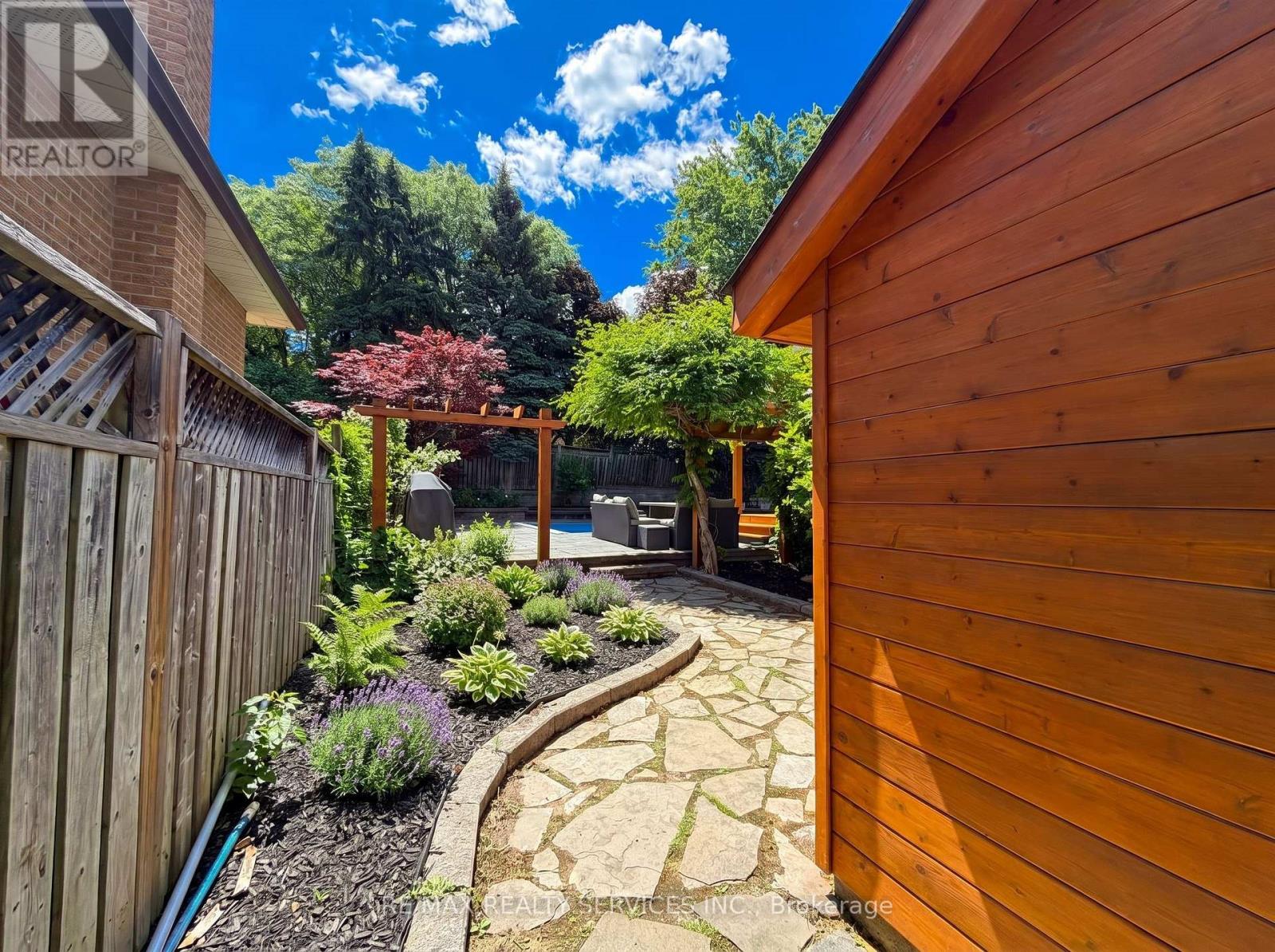 238 LAURIER AVENUE S - 24