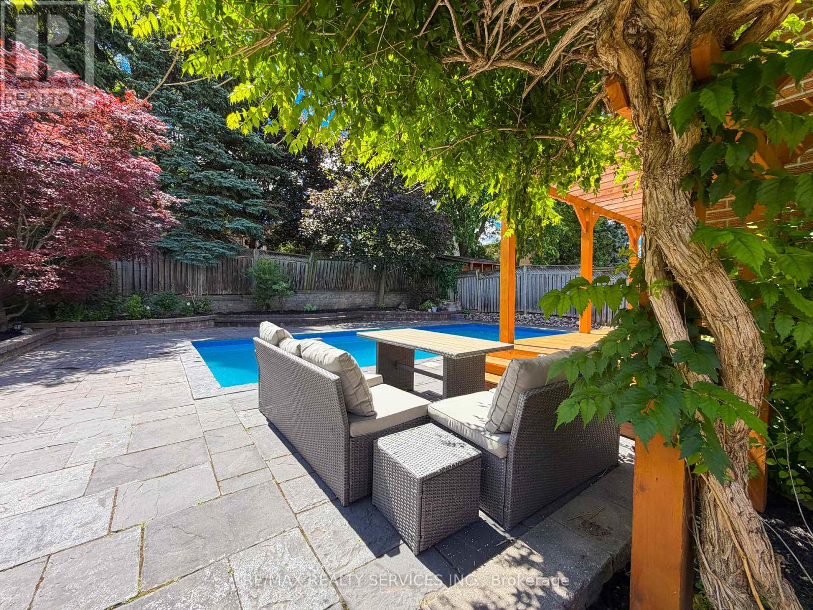 238 LAURIER AVENUE S - 26