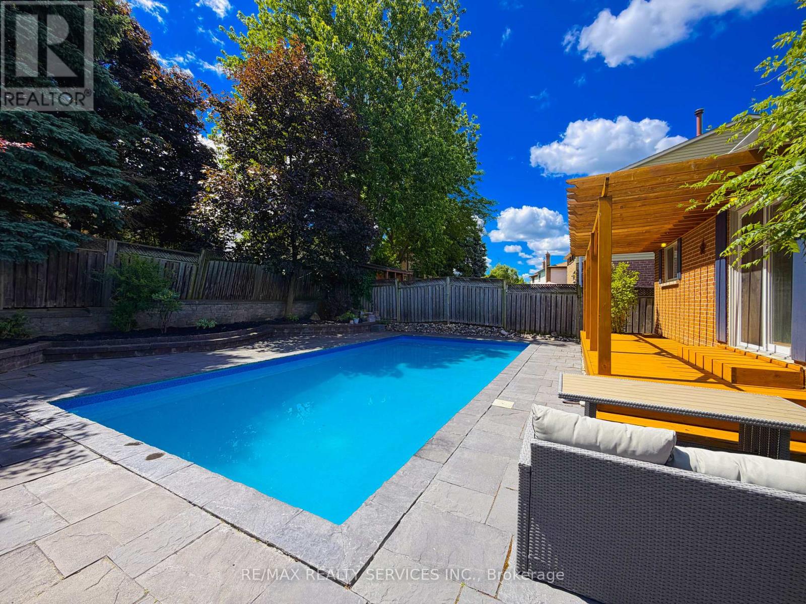 238 LAURIER AVENUE S - 27