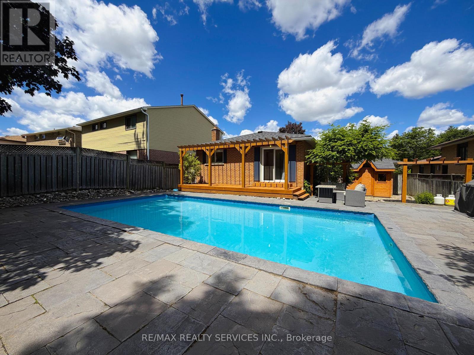 238 LAURIER AVENUE S - 29