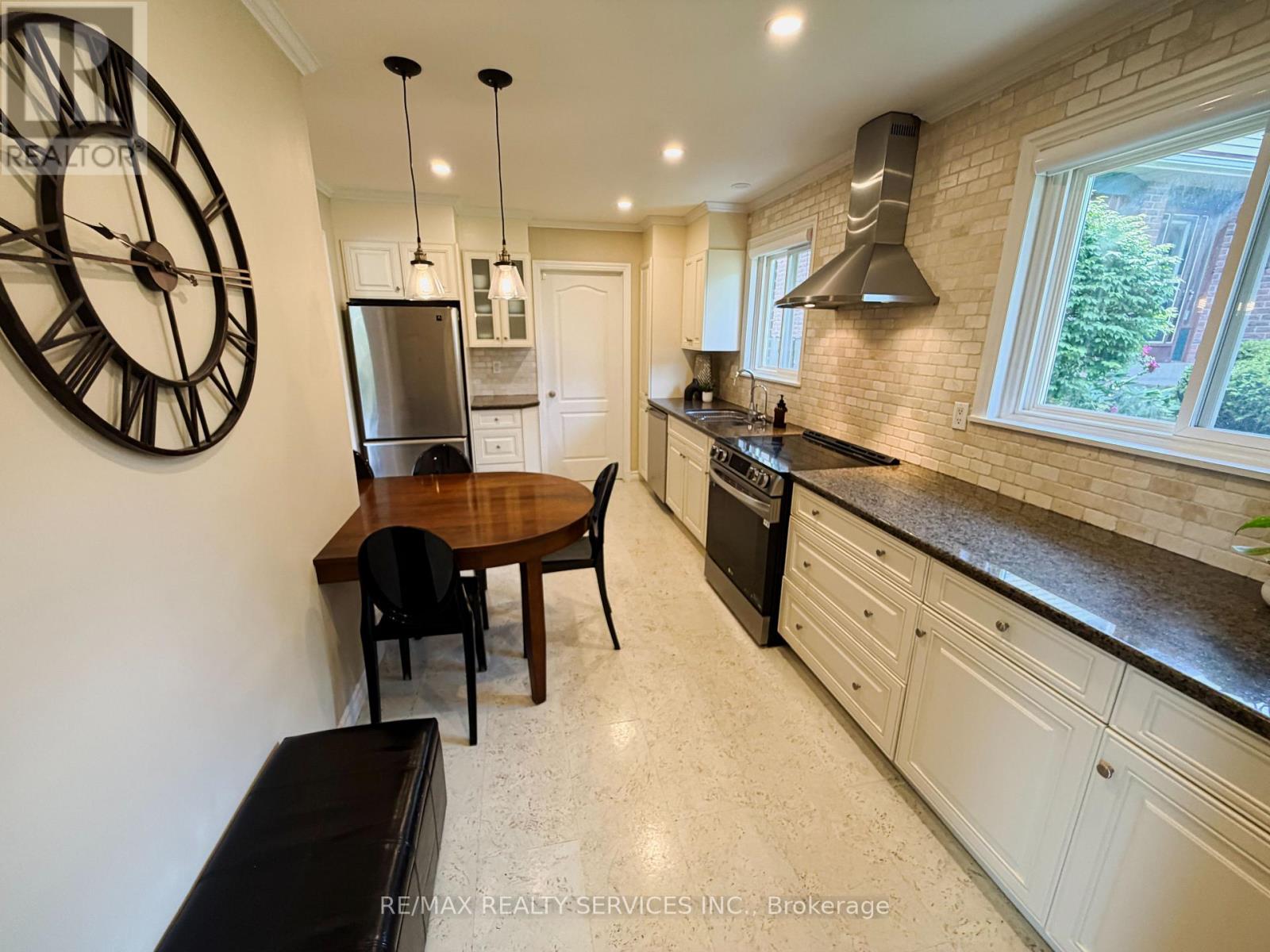 238 LAURIER AVENUE S - 3