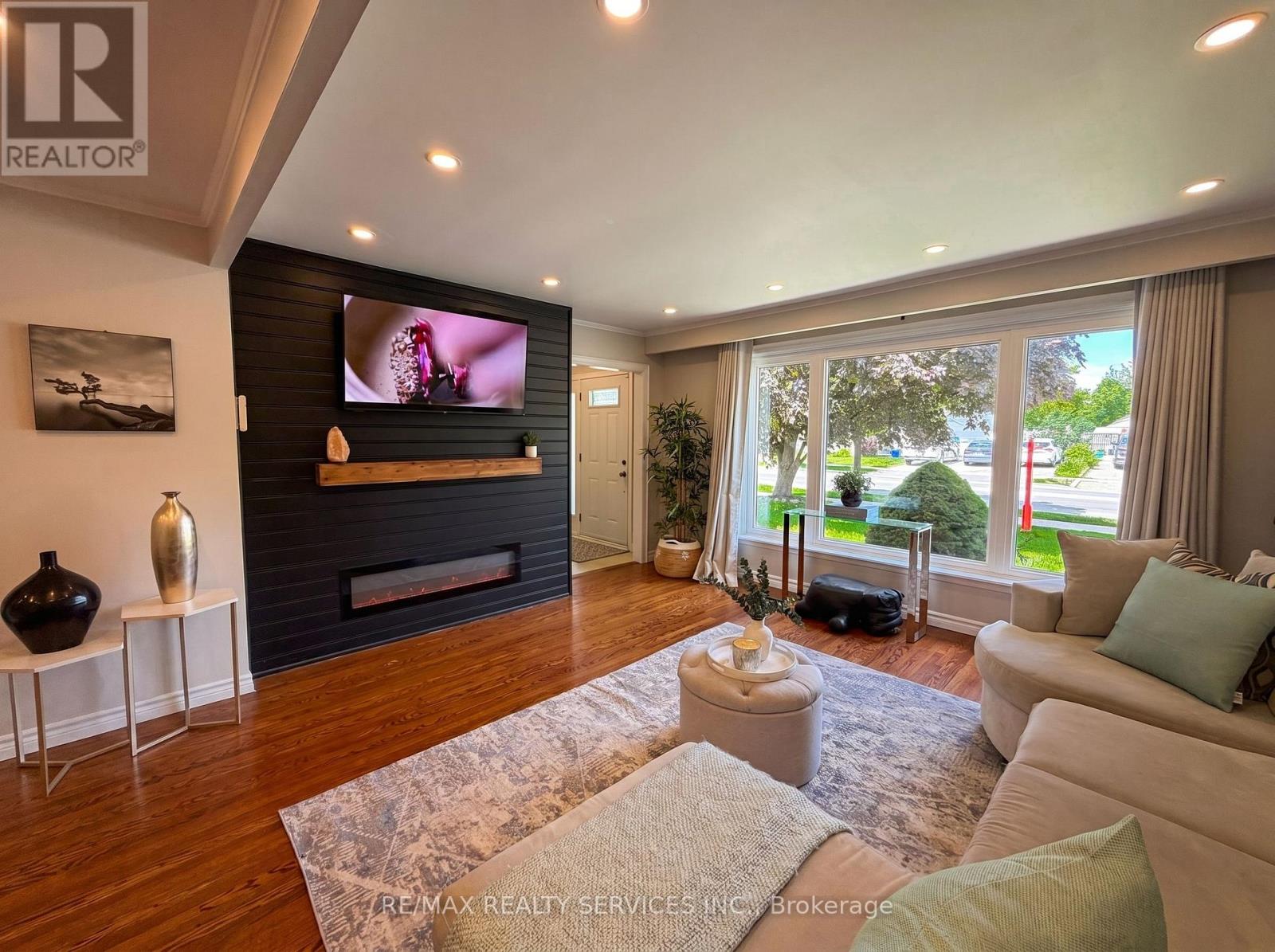 238 LAURIER AVENUE S - 7