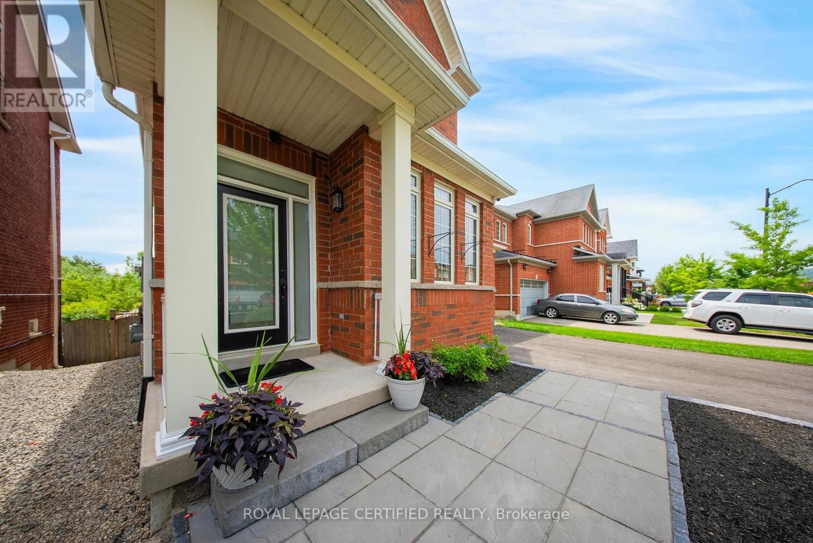 515 HINCHEY CRESCENT - 2
