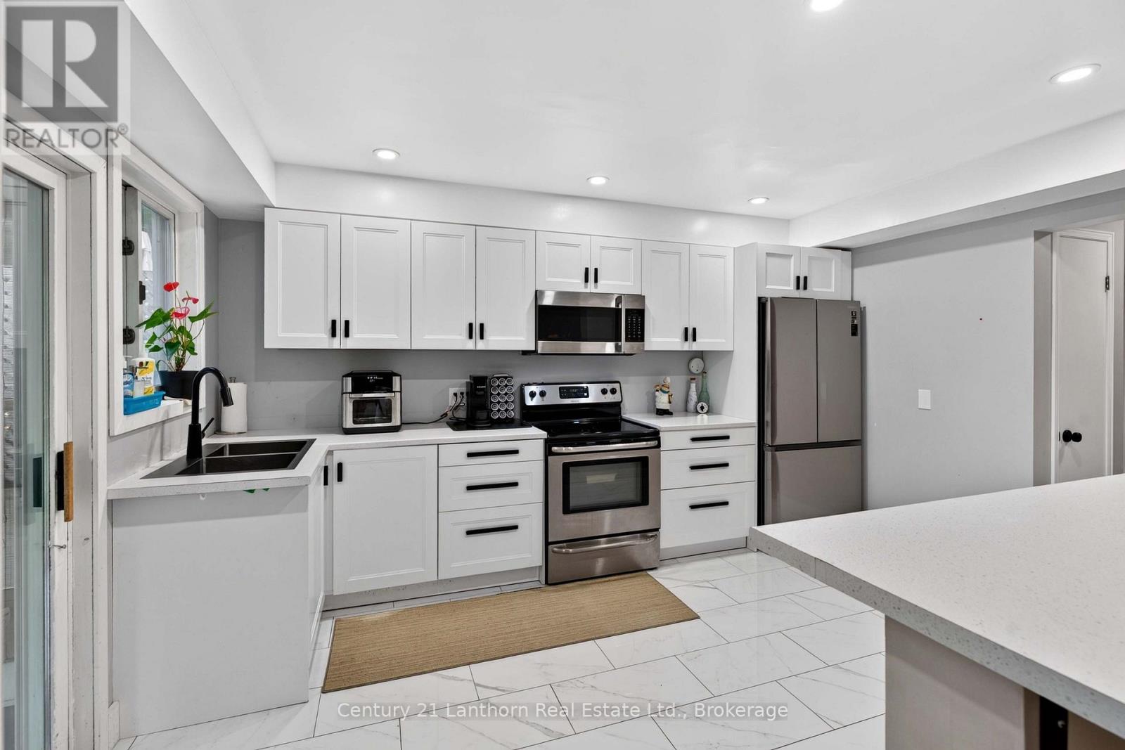 256 VANGUARD COURT - 16