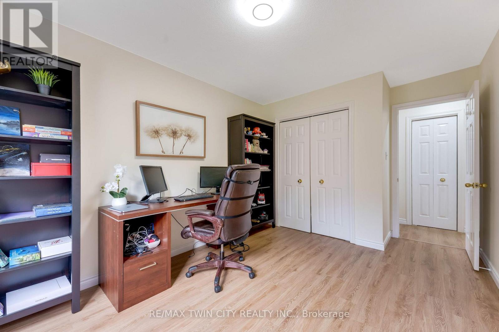 519 YORKSHIRE DRIVE - Image 17