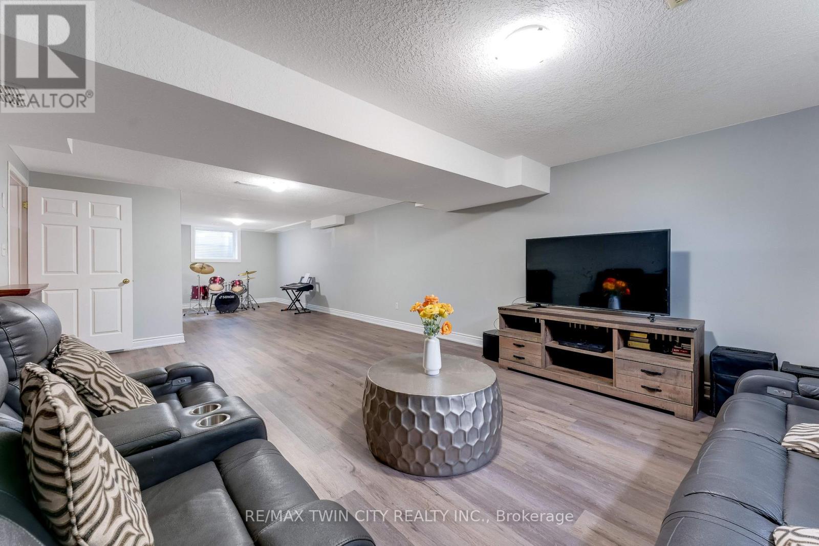 519 YORKSHIRE DRIVE - Image 32