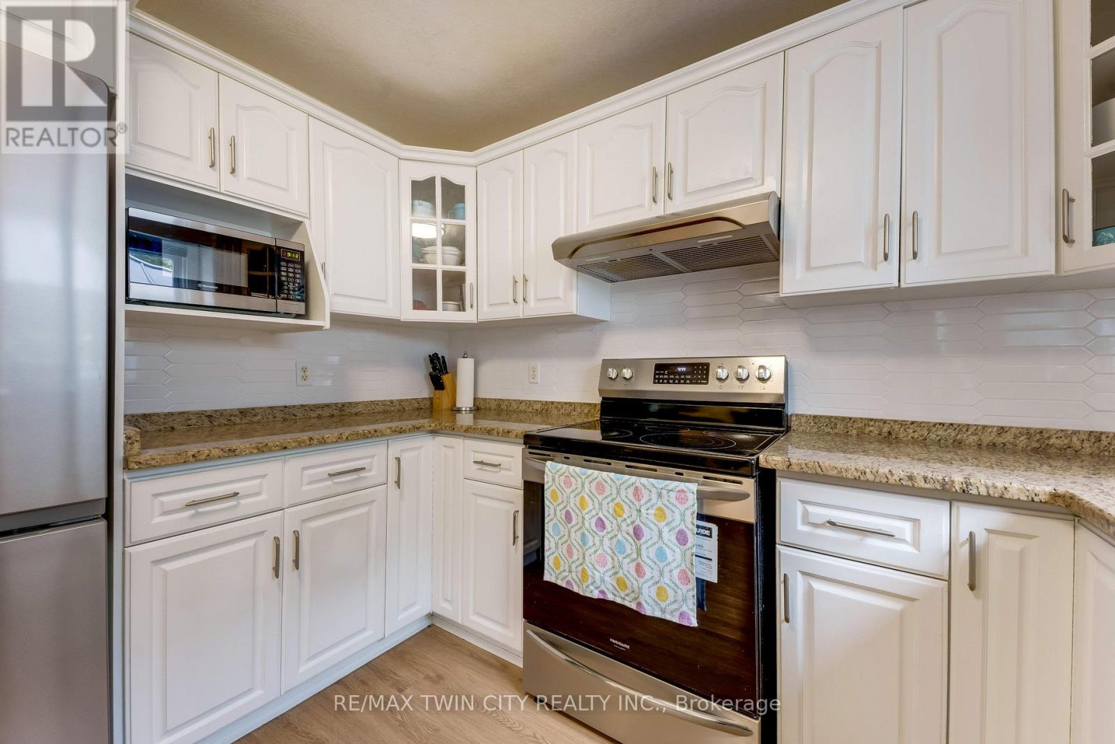 519 YORKSHIRE DRIVE - Image 9