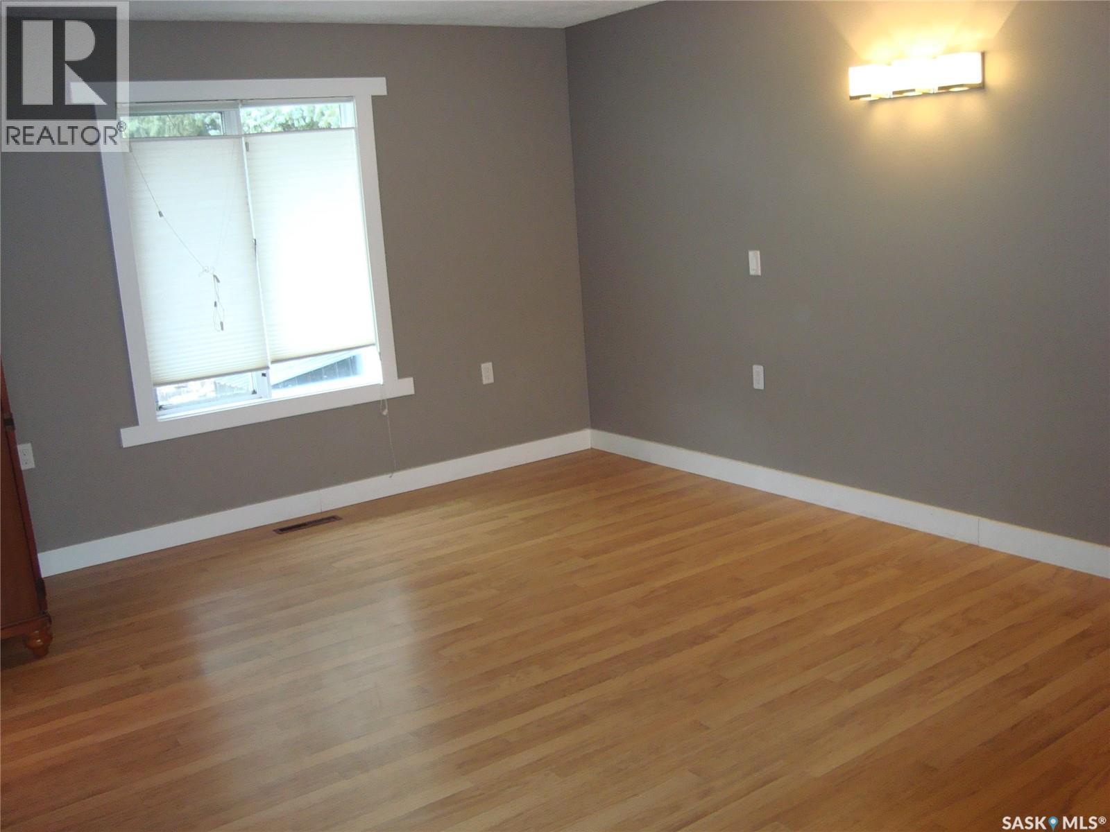 105 4th AVENUE W - Image 16