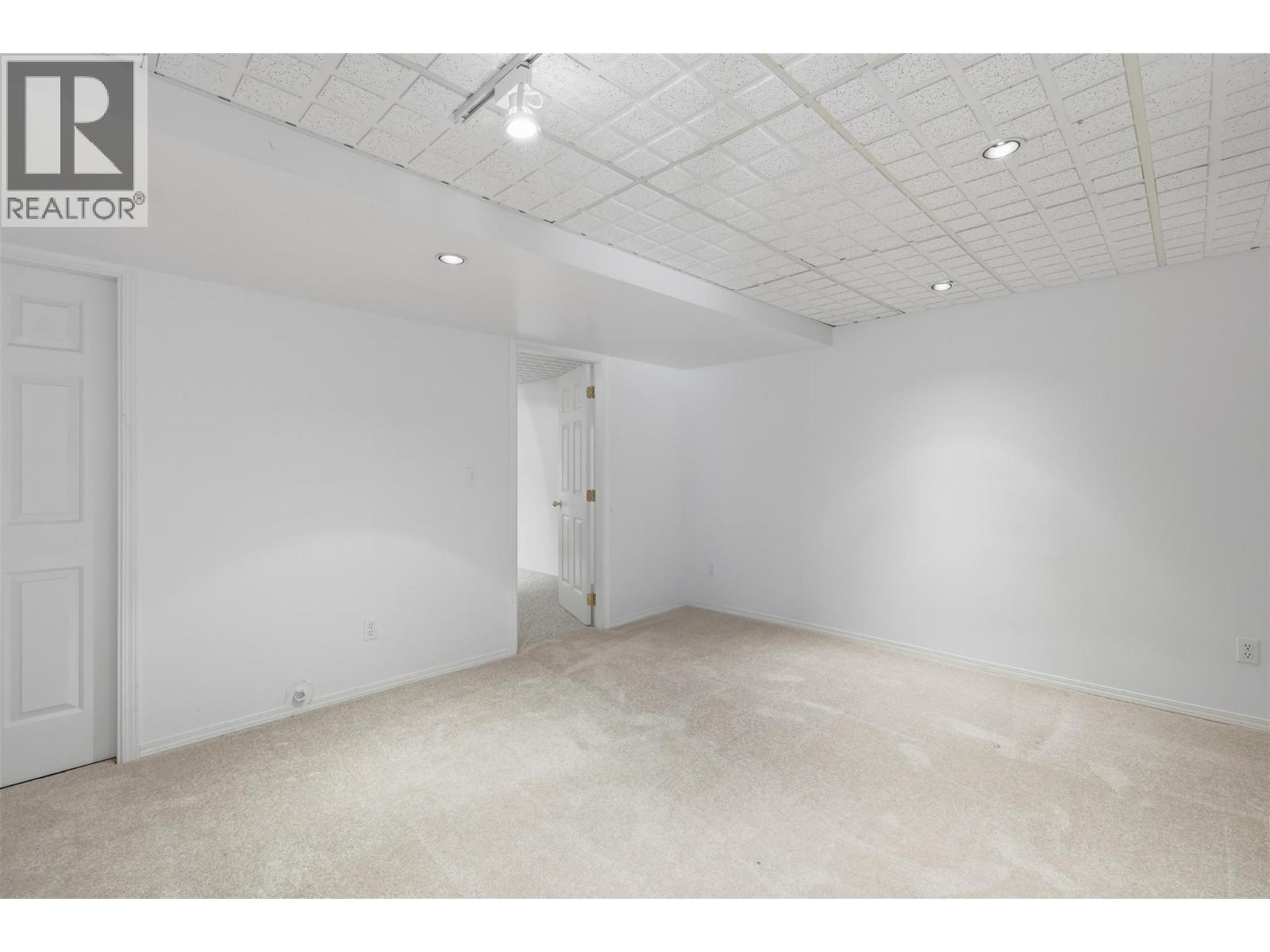 #27 2030 Van Horne Drive - 36