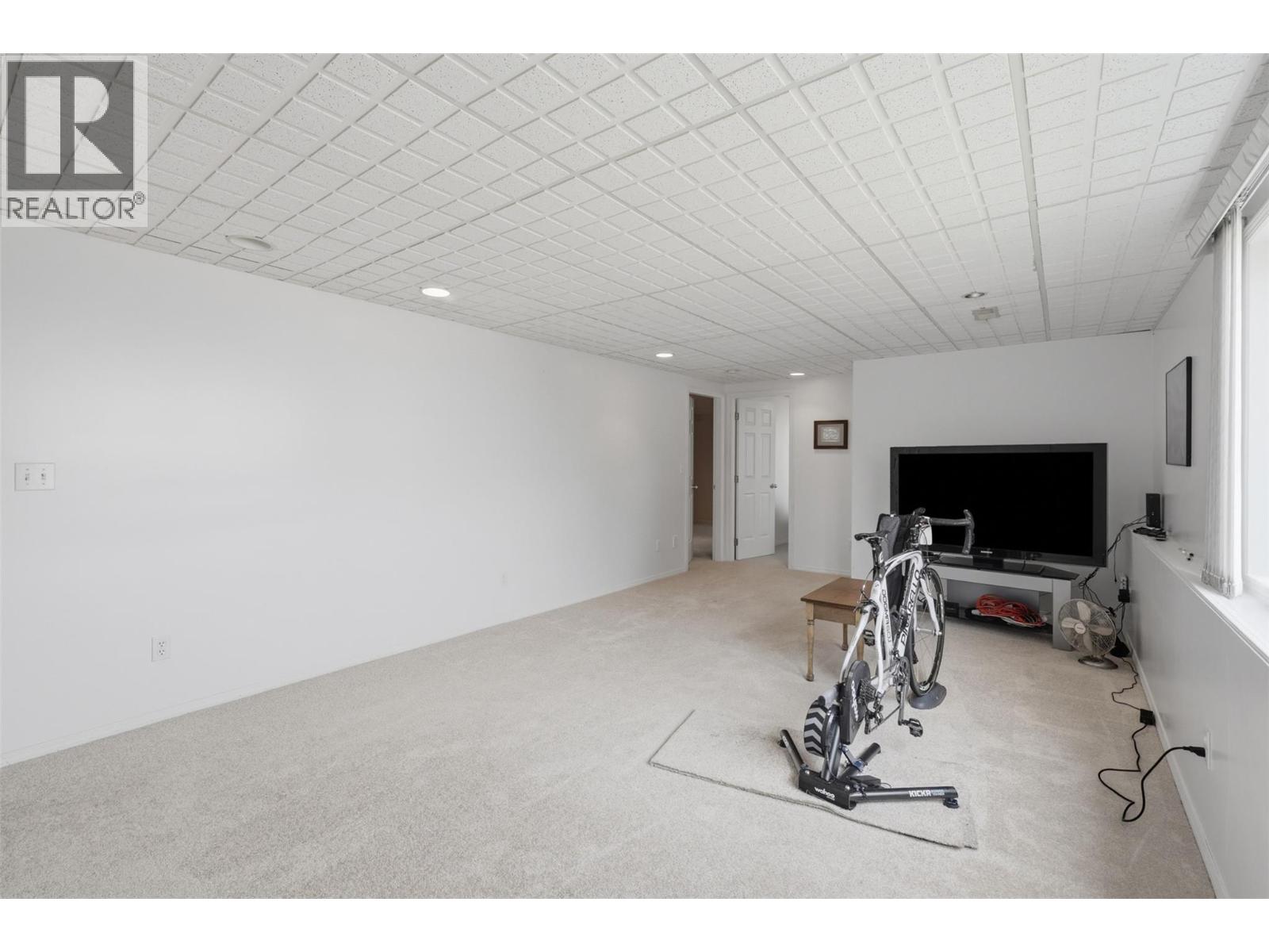 #27 2030 Van Horne Drive - 31
