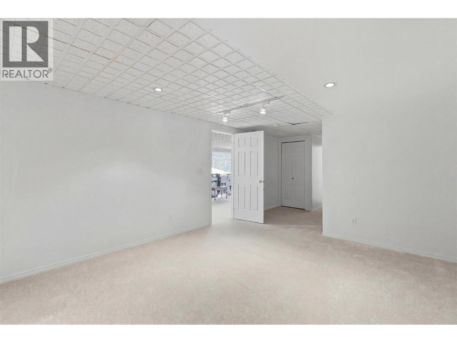 #27 2030 Van Horne Drive - 37