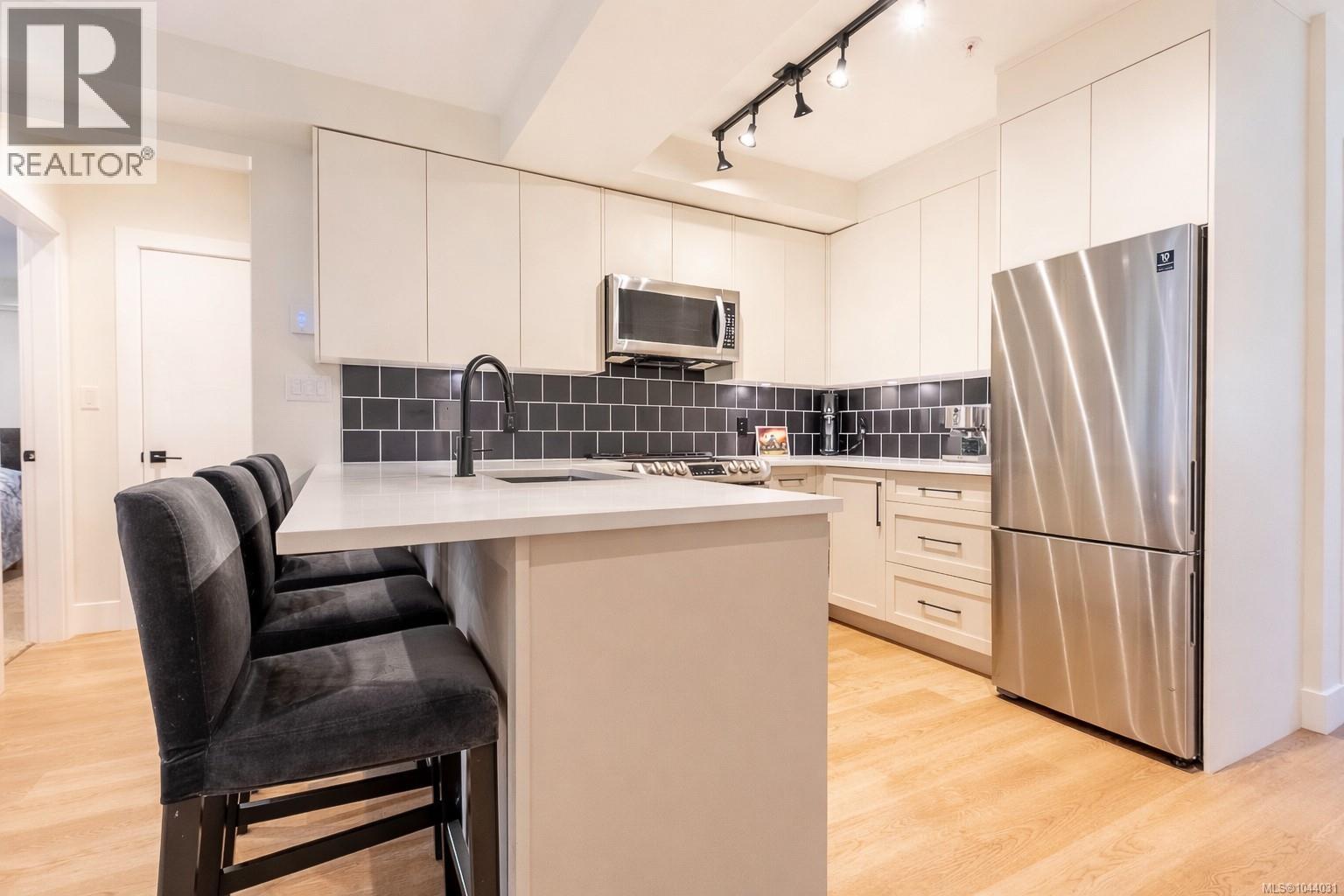 #4 937 Colville Rd - 7