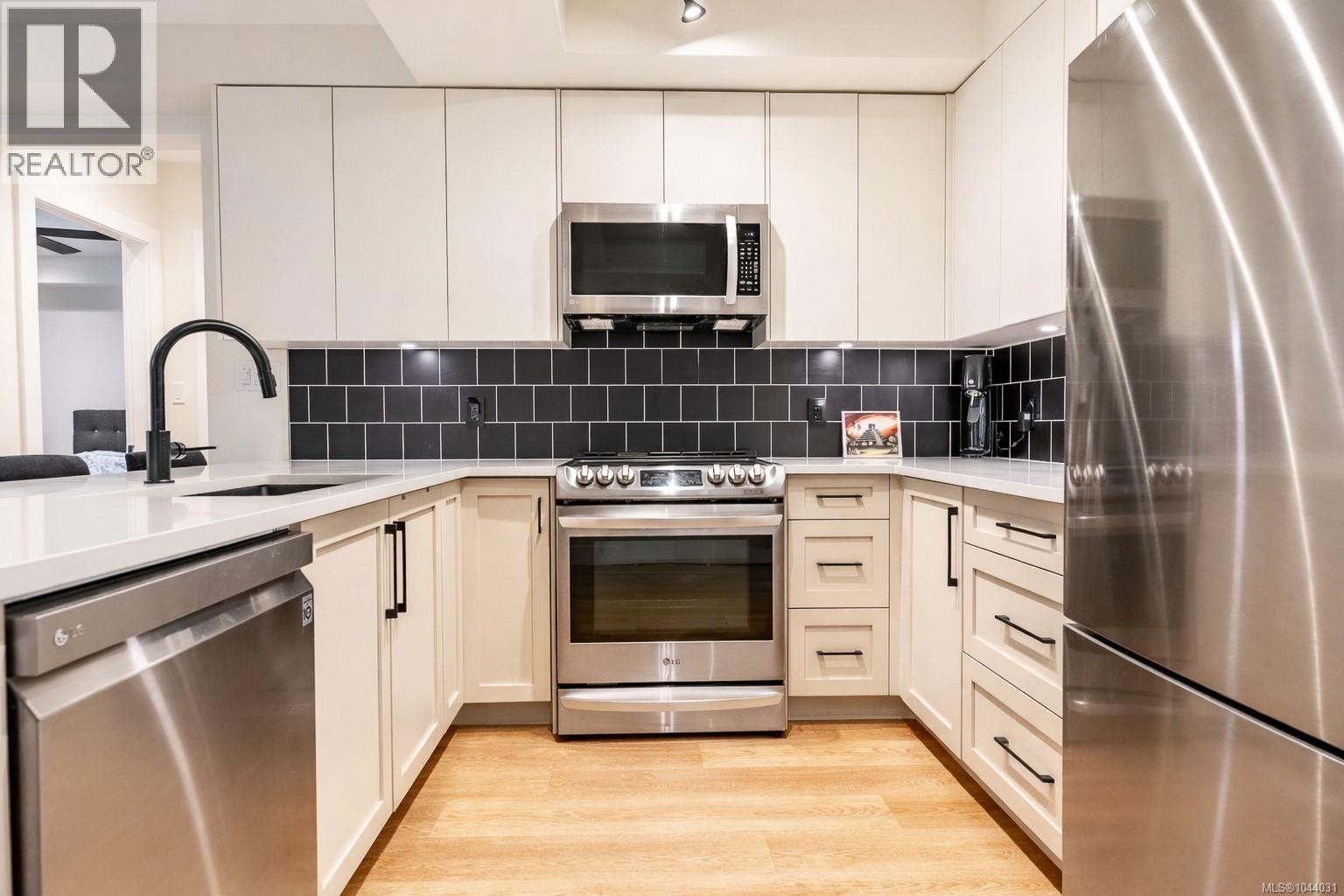 #4 937 Colville Rd - 8