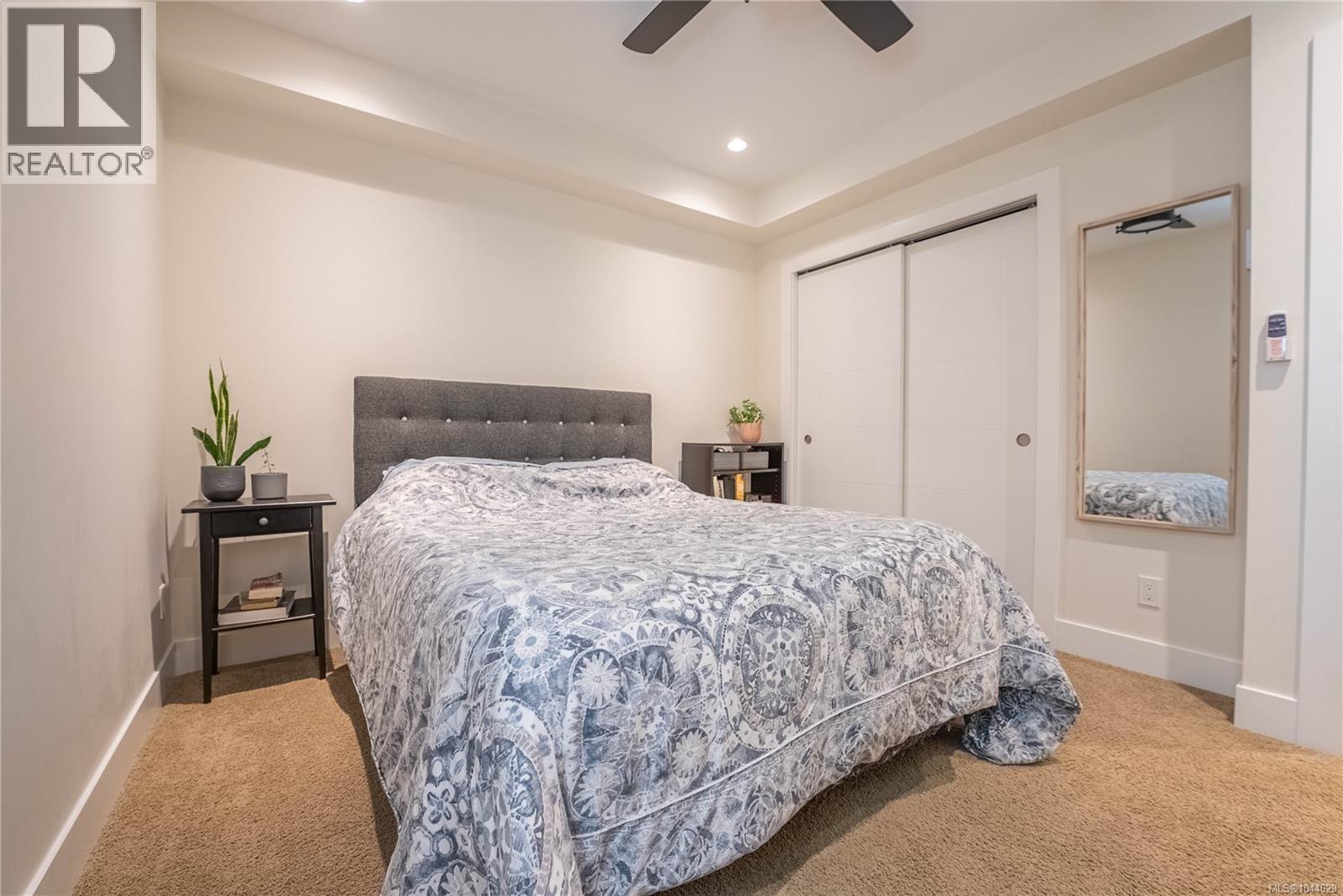 #4 937 Colville Rd - 12