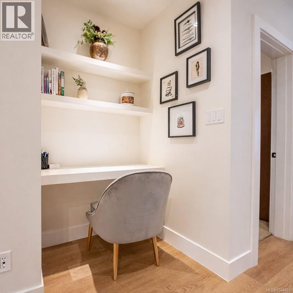 #4 937 Colville Rd - 16