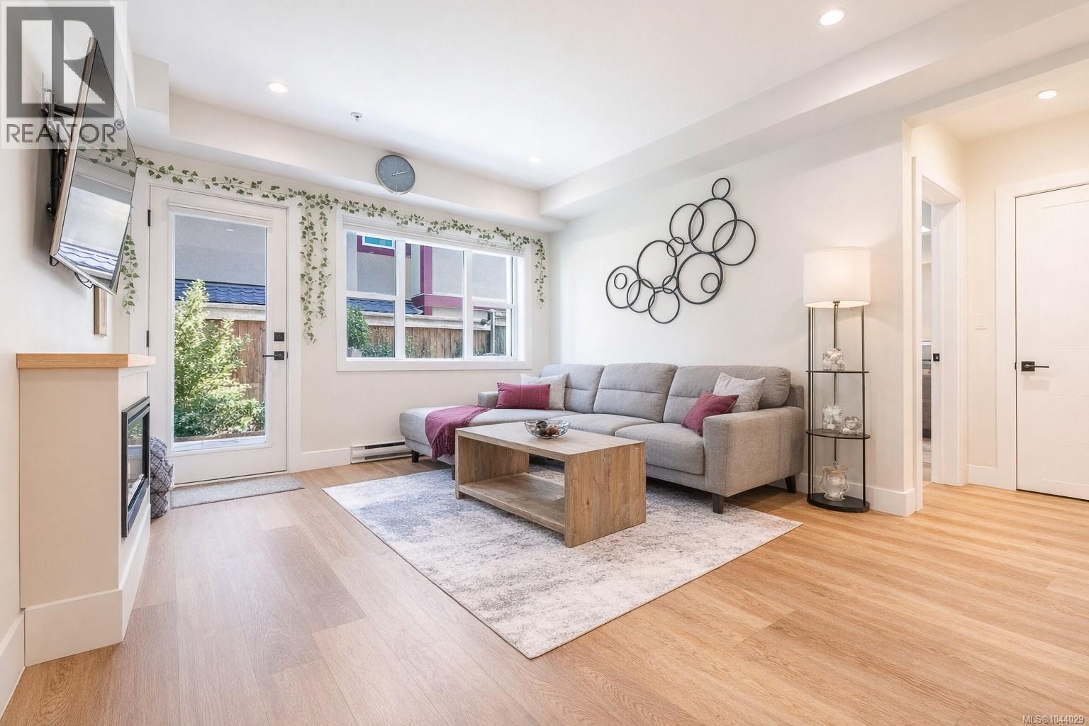 #4 937 Colville Rd - 3