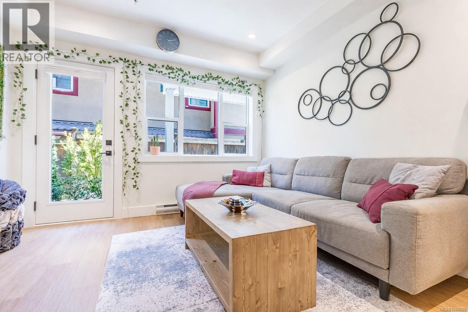 #4 937 Colville Rd - 4