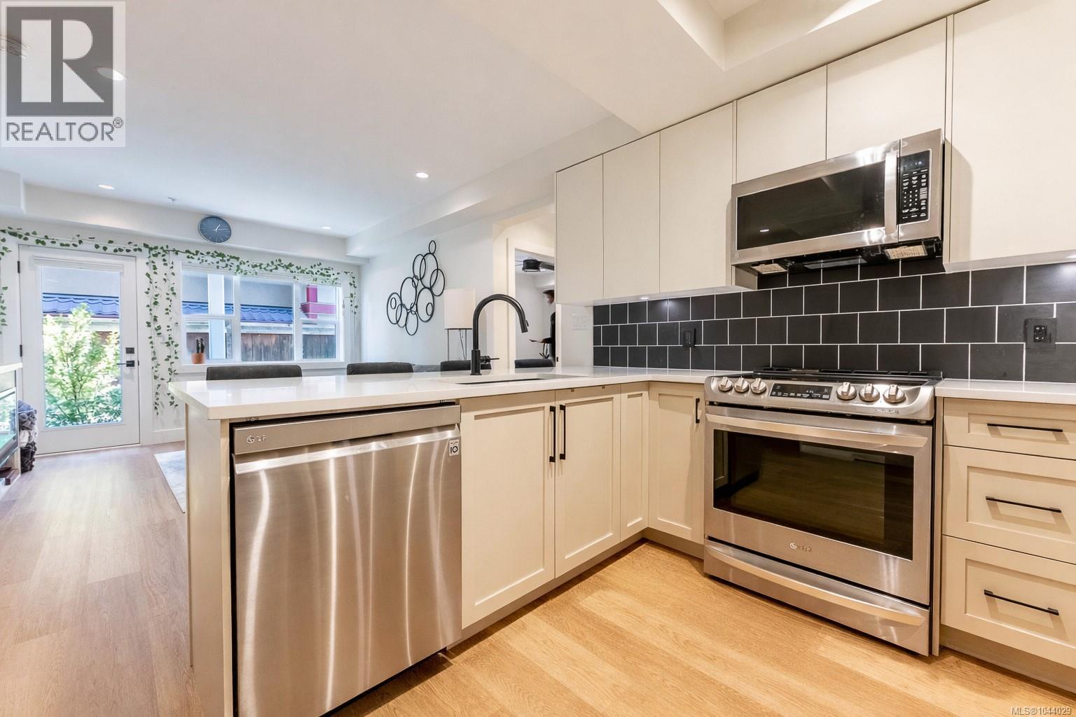 #4 937 Colville Rd - 9