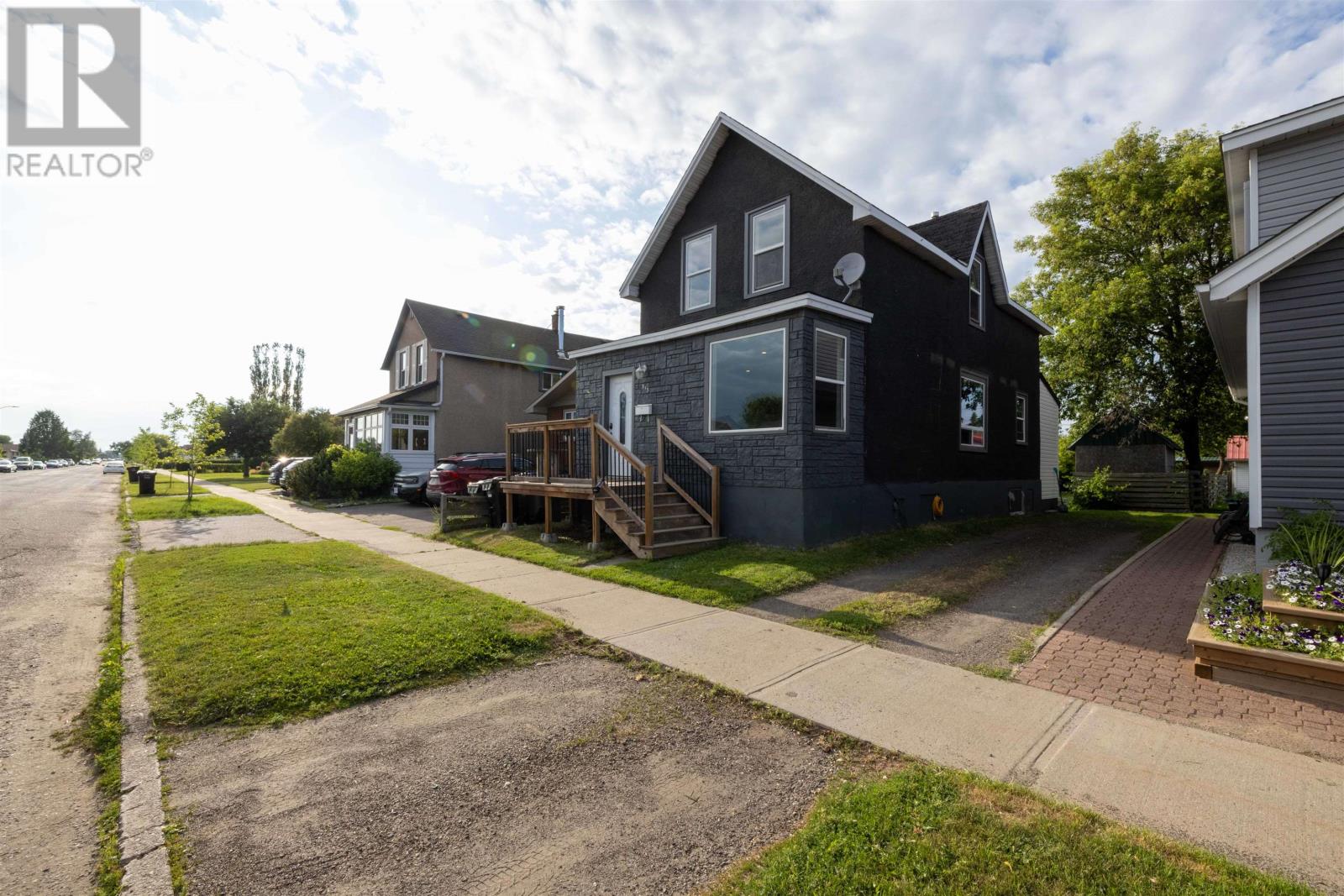 513 Christina ST E - 2
