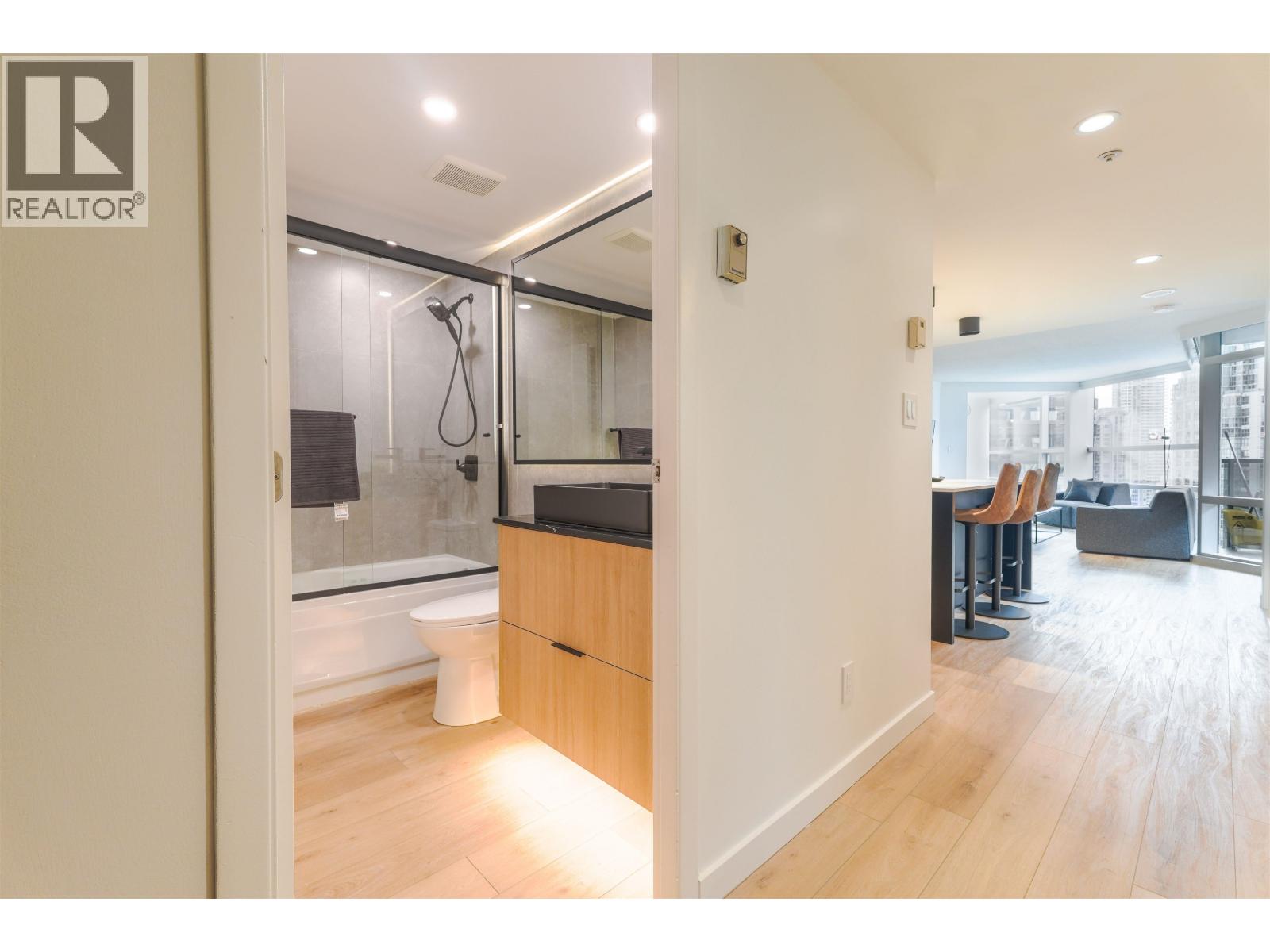 2 Bed, 2 Bath House for Rent in Vancouver – 1050 BURRARD STREET, Vancouver – MLS# R3149353 - Image 6