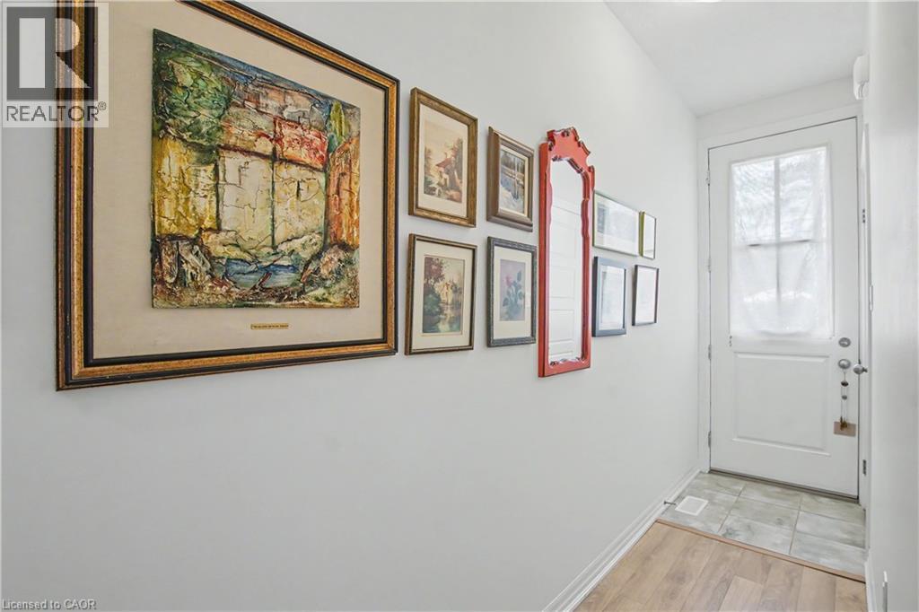 #4 290 W BARTON Street W - 4