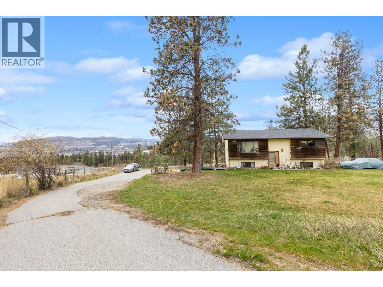 3260 Coyote Crescent - 1