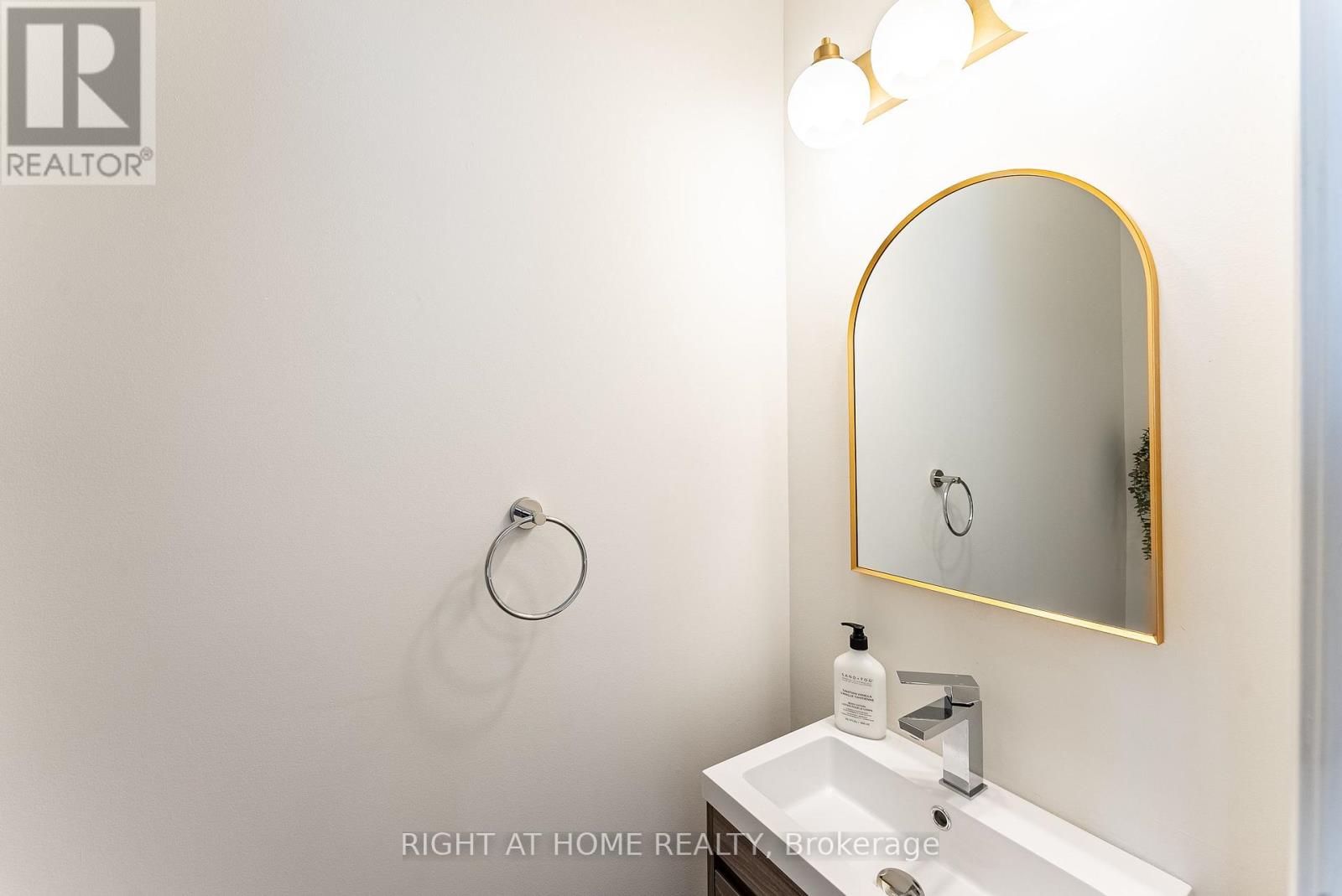 112 WHITE CRESCENT - Image 10