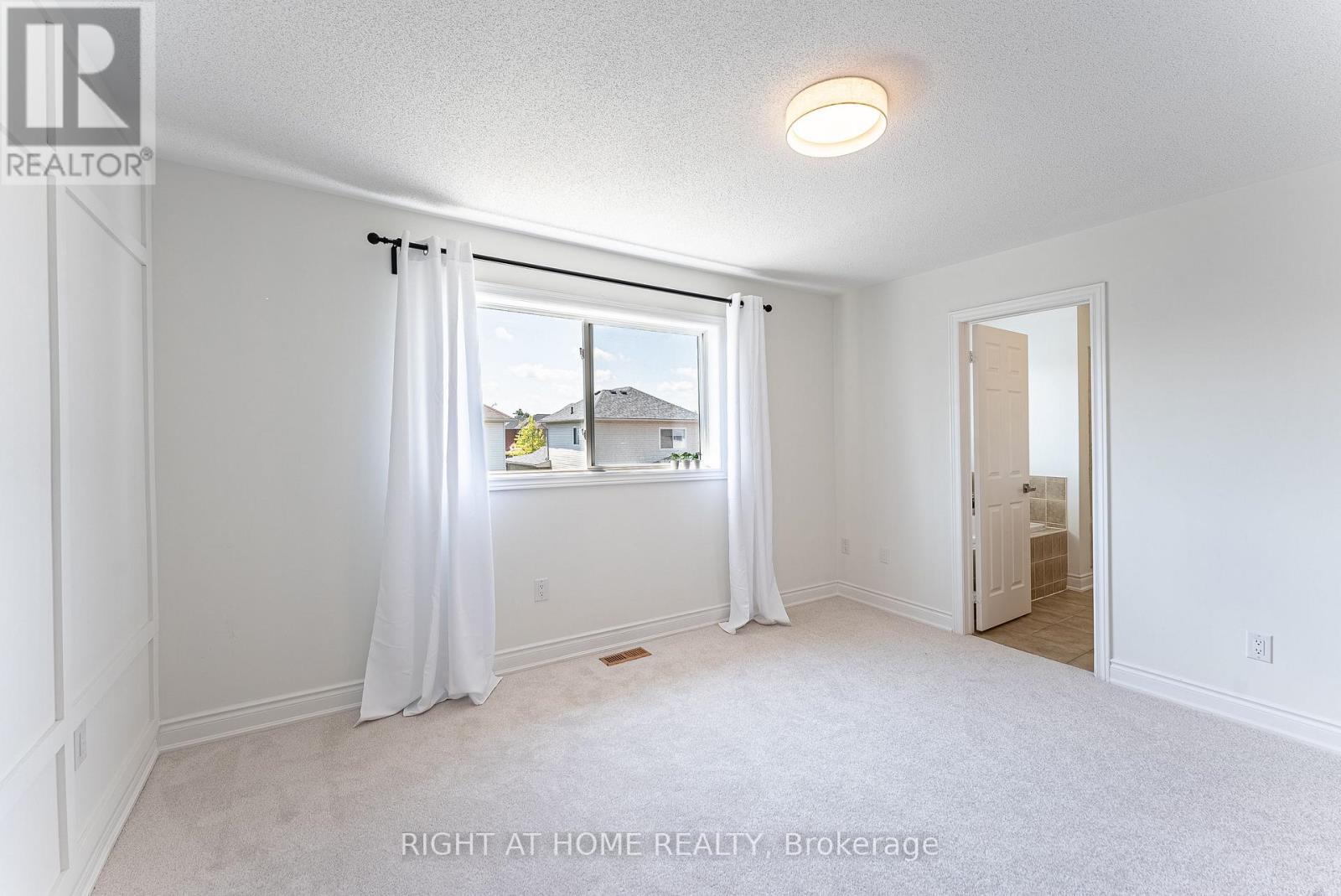 112 WHITE CRESCENT - Image 32