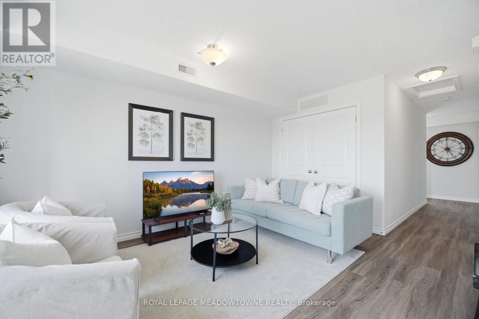 #207 7 CITYVIEW DRIVE S - 18