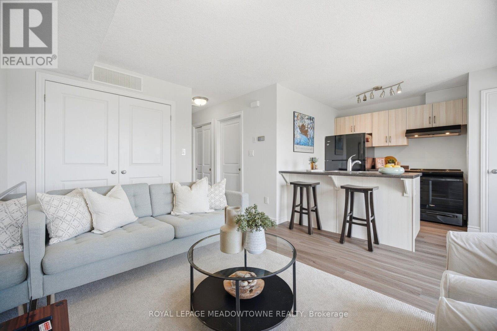 #207 7 CITYVIEW DRIVE S - 3